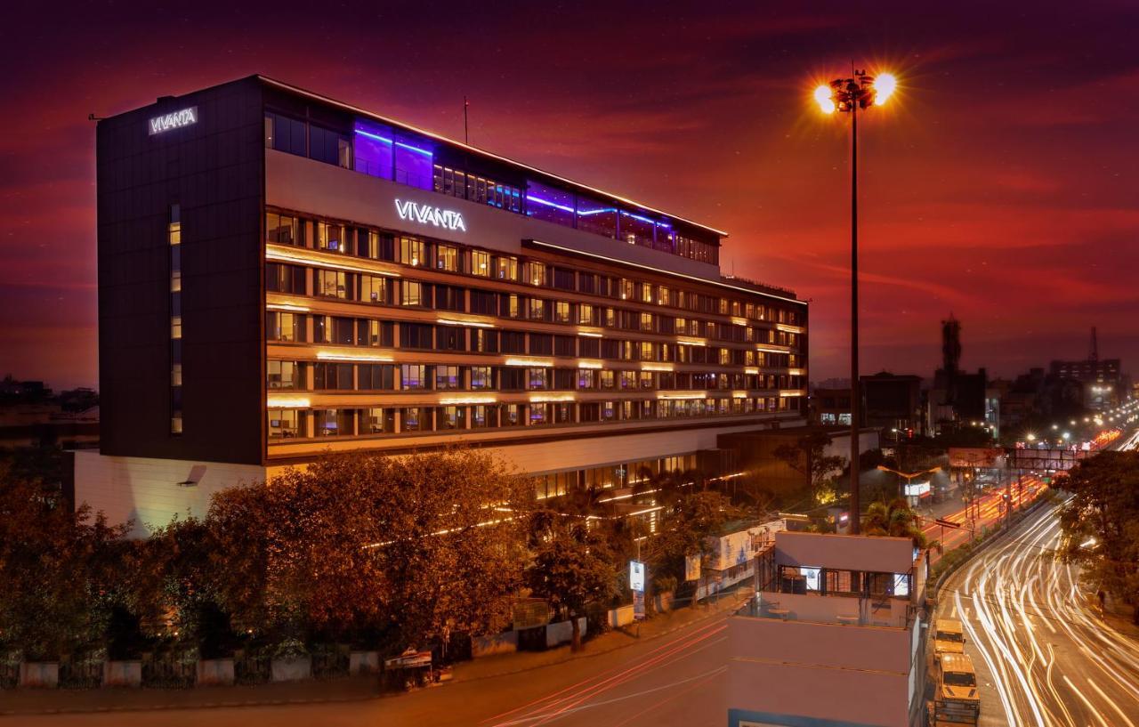 Vivanta Kolkata Em Bypass Exteriér fotografie The hotel at night